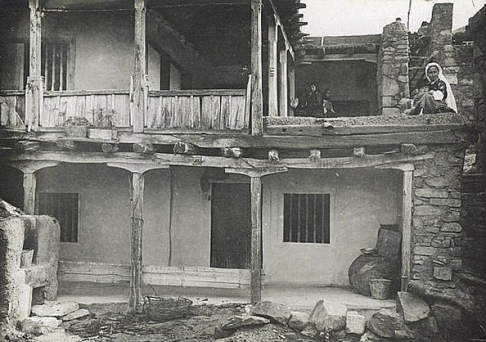 Дом в горном селении. Крымские татары. Таврическая губ., Феодосийский у., селение Ай-Серез. Начало XX века. Фонды РЭМ.