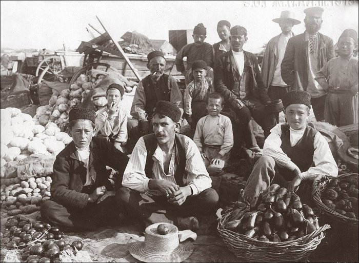 Продавцы овощей на базаре. Крымские татары. Таврическая губ., г. Симферополь. Начало XX века.