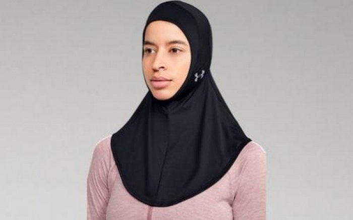 В хиджабе предусмотрена возможность подключить наушники от смартфона