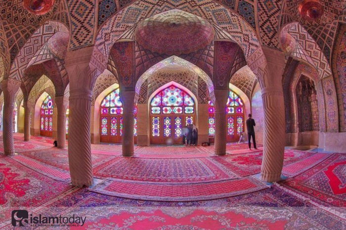 Главное о дизайне интерьера мечети. (Источник фото: account.travel.com) 