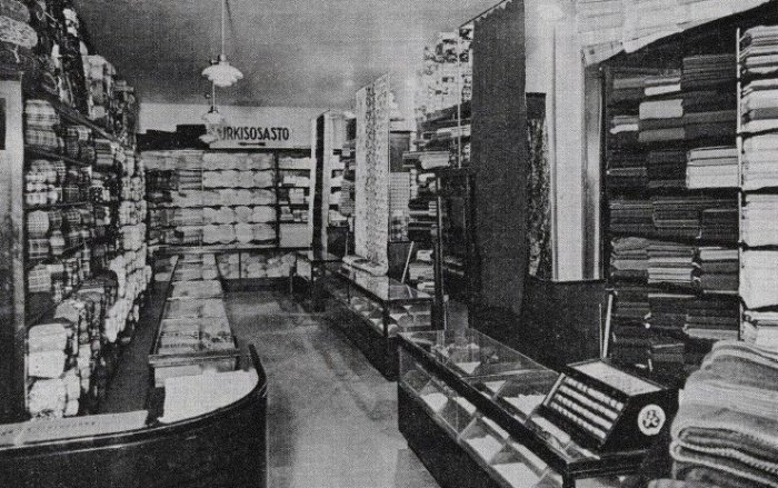 Витрина магазина Ахсена Бёре в Тампере 1930-е гг. Фото из книги Микко Суикканена