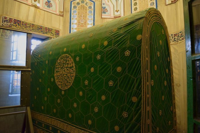 Мечеть построена на вершине пещеры, где, как считается, находятся гробницы пророка и его семьи (Фото: arwtravels.com).