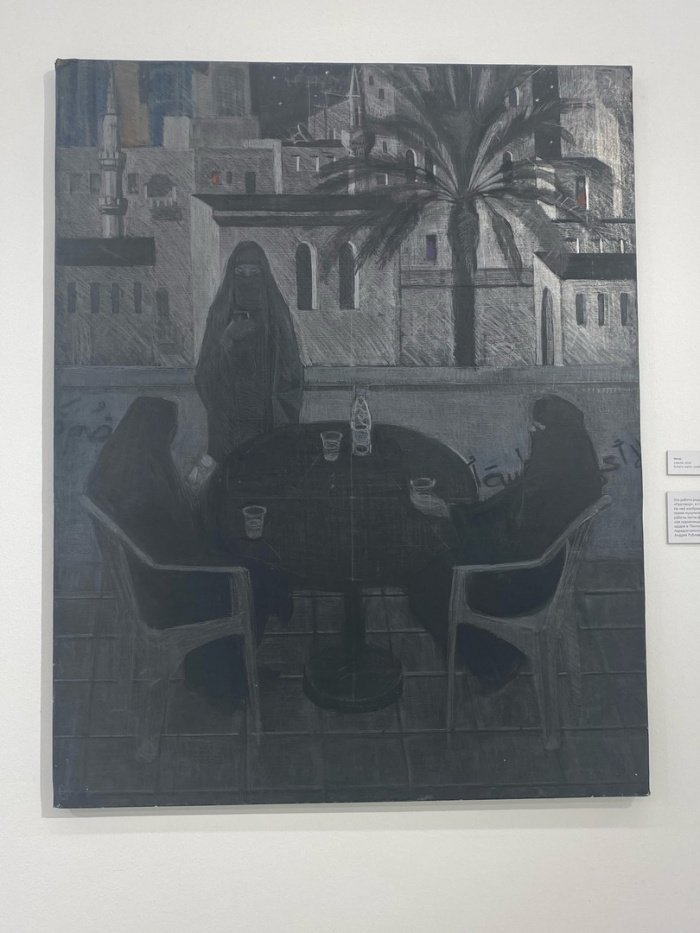 Картина «Ночь» изображает троих мусульманок на фоне арабского города.