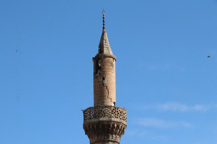  Минарет мечети Ризвание после землетрясения. 