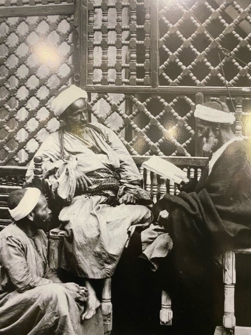 Египтяне, читающие арабскую книгу. Последняя треть XIX в. Фото с выставки «Мир ислама в фотоколлекции Императорского Православного Палестинского общества» / Ислам-тудей