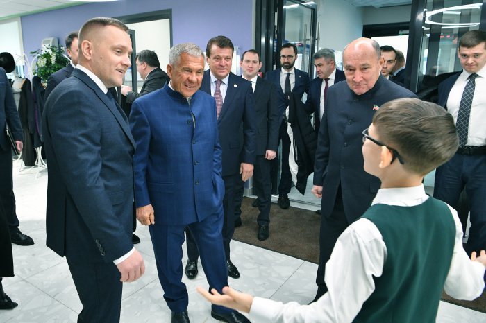Раис РТ в Татарской гимназии № 2 имени Шигабутдина Марджани г. Казани. Фото: Пресс-служба Раиса РТ, rais.tatarstan.ru