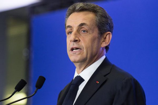 Саркози также подверг критике действия действующего президента Франции Франсуа Олланда