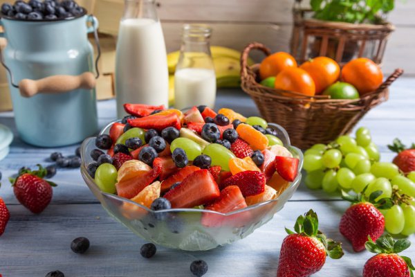 Отдавайте предпочтение нежирному мясу, молочным продуктам, а так же овощам и фруктам